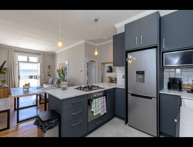 2 BEDROOM APARTMENT TO LET IN SEA POINT